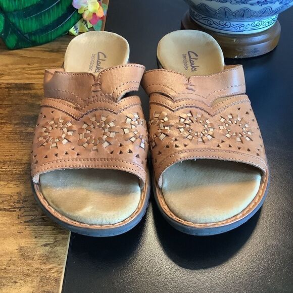 Clarks Bendable Leather Sandals - Picture 2 of 6